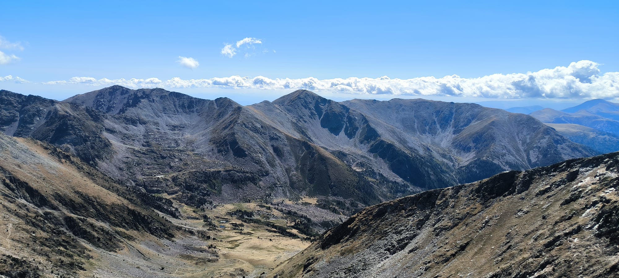 Paysage de montagne au lever du jour